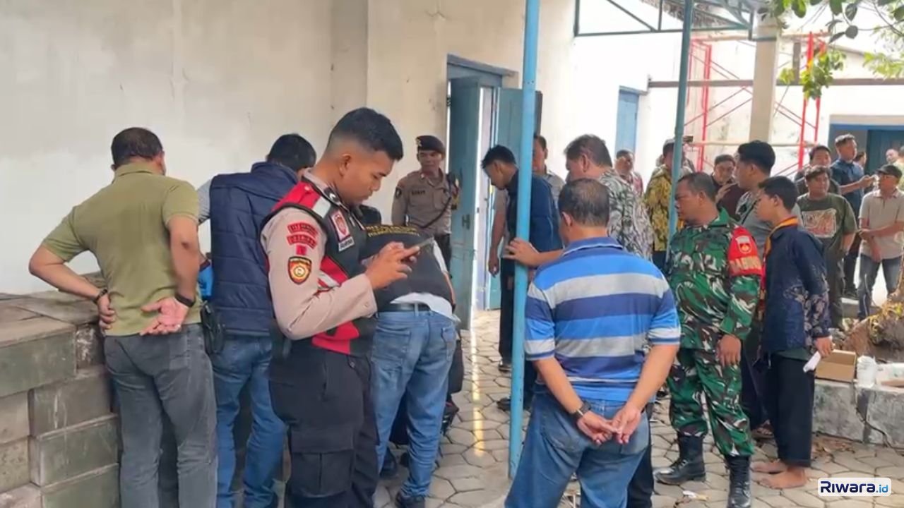 KPH Eddy Wirabhumi menjelaskan penemuan granat kuno dan benda peninggalan lama saat revitalisasi Karaton Surakarta Selasa 20102026